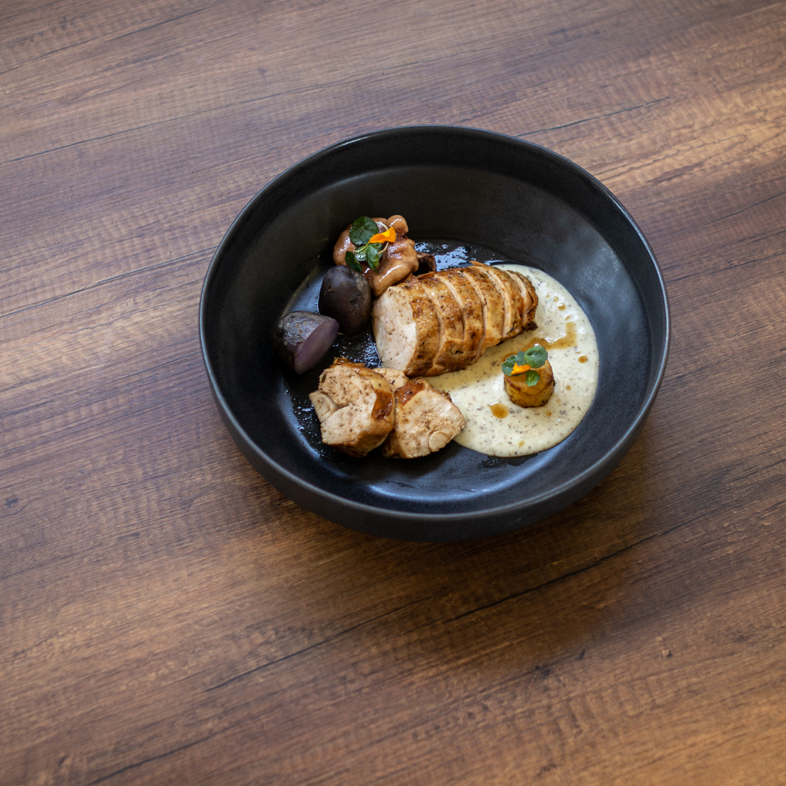 black ginger catering plates - Ρολό από κοτόπουλο με μωβ πατάτες Vitelottes (Βιτελότ)