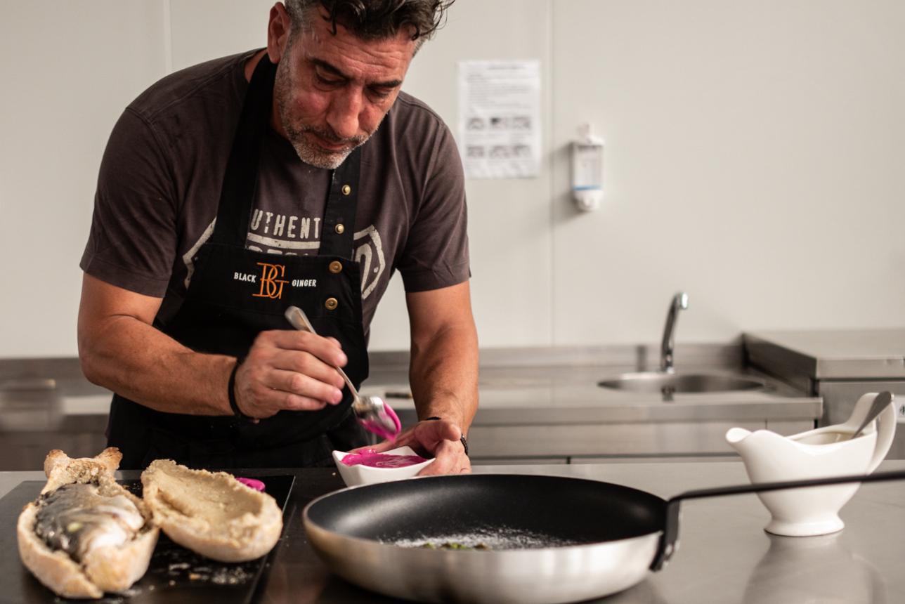 Ο chef Δημήτρης Γεωργαλής ετοιμάζει και σερβίρει την συνοδευτική σώς για το λαυράκι