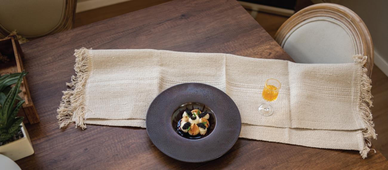 Black Ginger Catering γευσιγνωσία επιδόρπιου με meringues framboises σερβιρισμένο πάνω σε κουλί κόκκινων φρούτων