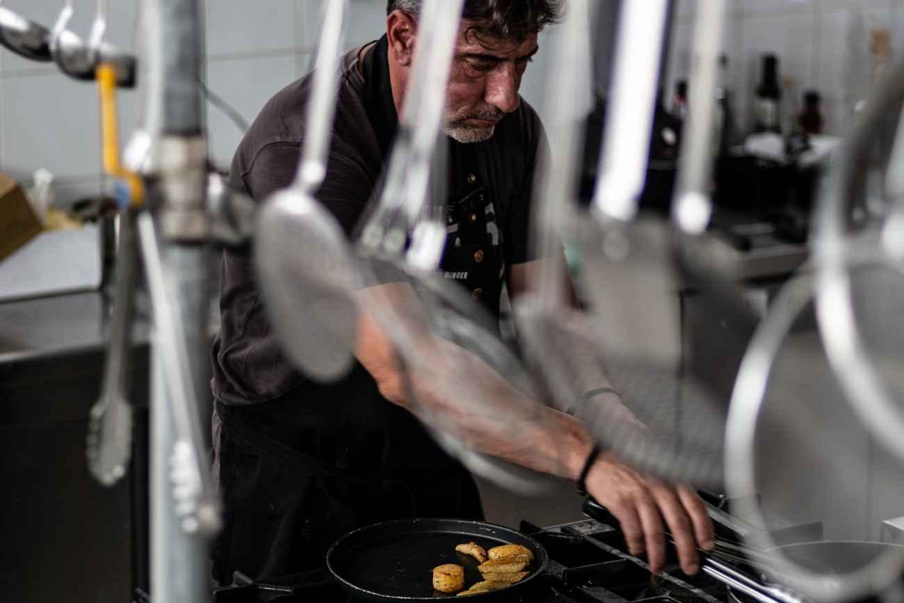 black-ginger-poioi-eimaste-pic-1