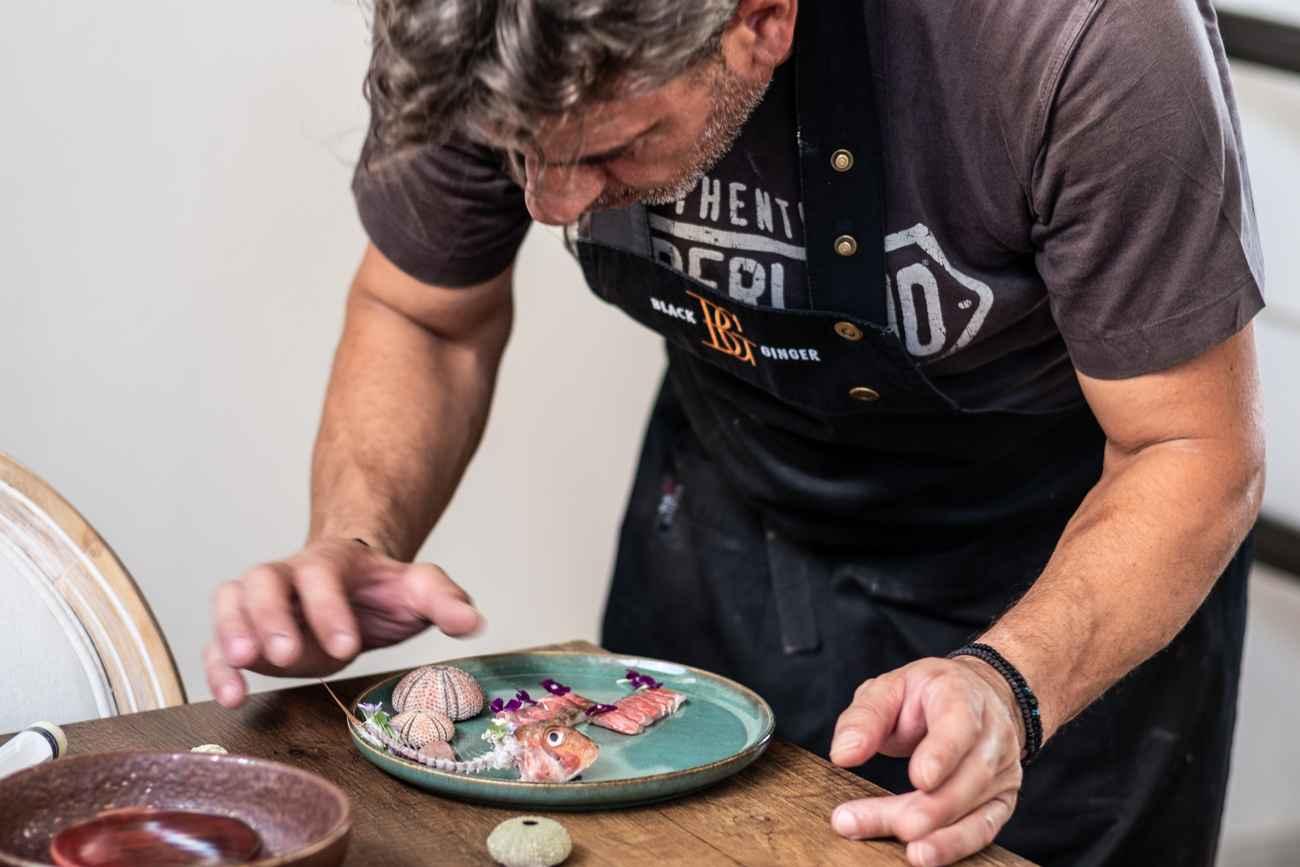 black-ginger-poioi-eimaste-pic-3